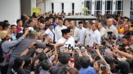 Prabowo Subianto bersama Gibran Rakabuming Raka saat enghadiri penetapan presiden dan wakil presiden terpilih di Komisi Pemilihan Umum (KPU) RI di Jakarta, Rabu (24/4/2024). (Instagram.com/@sufmi_dasco)