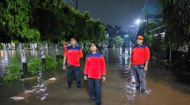 Personel BPBD Kota Bekasi melakukan monitoring dan pengecekan ke lokasi terdampak banjir di Kota Bekasi. (Dok. BPBD Kota Bekasi)