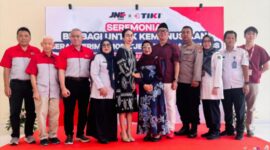 JNE melalui program CSRnya secara simbolis menyerahkan bantuan berupa dua unit mobil ambulans dan satu unit mobil jenazah kepada Masjid Jami’ Soeprapto Soeparno di Taman Yayasan Tuna Netra
Jakarta Timur dan Masjid Nur’aini di Pangkal Pinang. 