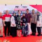 JNE melalui program CSRnya secara simbolis menyerahkan bantuan berupa dua unit mobil ambulans dan satu unit mobil jenazah kepada Masjid Jami’ Soeprapto Soeparno di Taman Yayasan Tuna Netra
Jakarta Timur dan Masjid Nur’aini di Pangkal Pinang. 